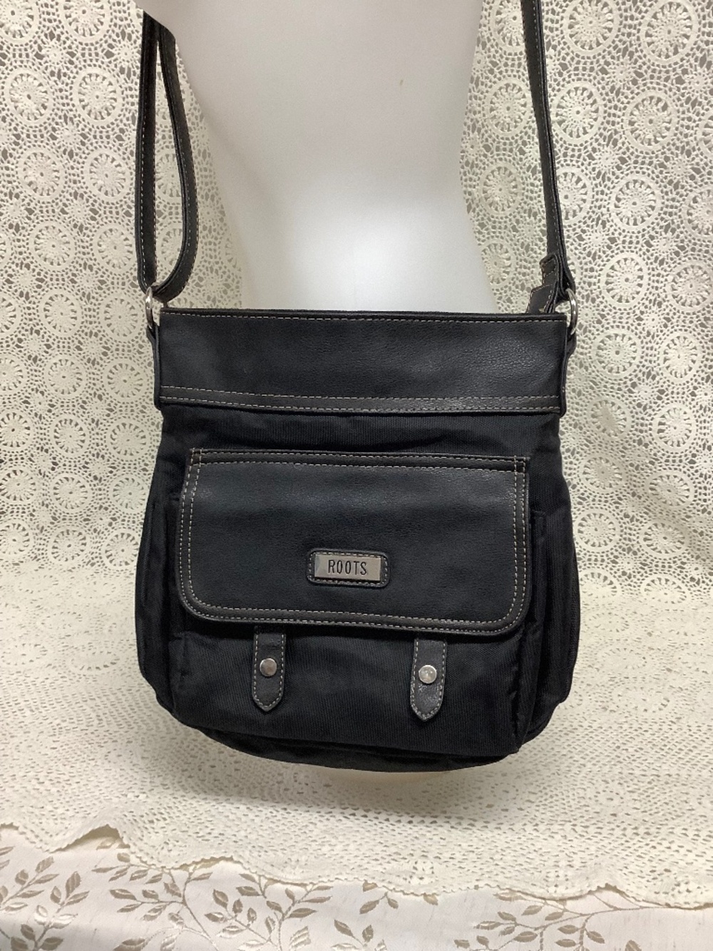 Roots 11x12” Crossbody bag purse EXCELLENT condition